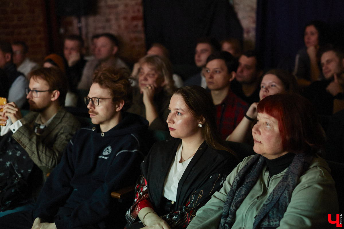 Гусь-Хрустальный до сих пор является стекольной столицей России, однако о его прежней мощи остается лишь вспоминать. Владимирские журналисты собрали уникальные сведения о промышленном кризисе в единую летопись и показали ее в своем документальном фильме, который мы на днях посмотрели.