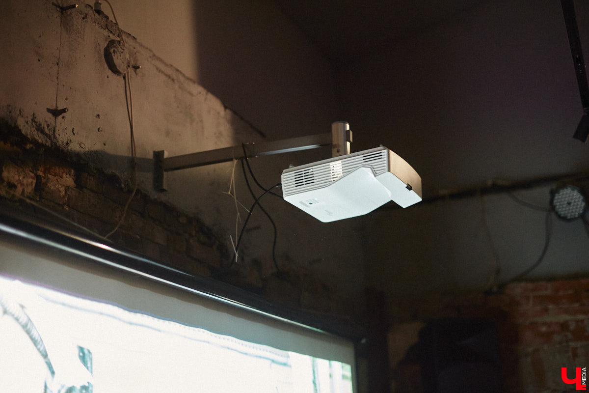 Гусь-Хрустальный до сих пор является стекольной столицей России, однако о его прежней мощи остается лишь вспоминать. Владимирские журналисты собрали уникальные сведения о промышленном кризисе в единую летопись и показали ее в своем документальном фильме, который мы на днях посмотрели.