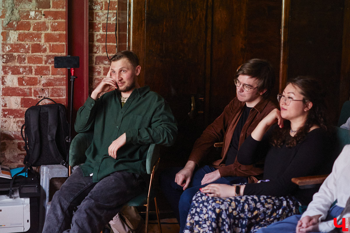 Гусь-Хрустальный до сих пор является стекольной столицей России, однако о его прежней мощи остается лишь вспоминать. Владимирские журналисты собрали уникальные сведения о промышленном кризисе в единую летопись и показали ее в своем документальном фильме, который мы на днях посмотрели.