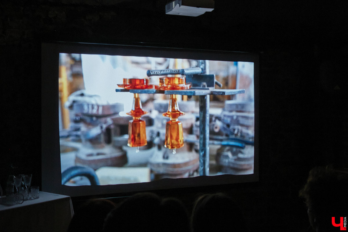 Гусь-Хрустальный до сих пор является стекольной столицей России, однако о его прежней мощи остается лишь вспоминать. Владимирские журналисты собрали уникальные сведения о промышленном кризисе в единую летопись и показали ее в своем документальном фильме, который мы на днях посмотрели.