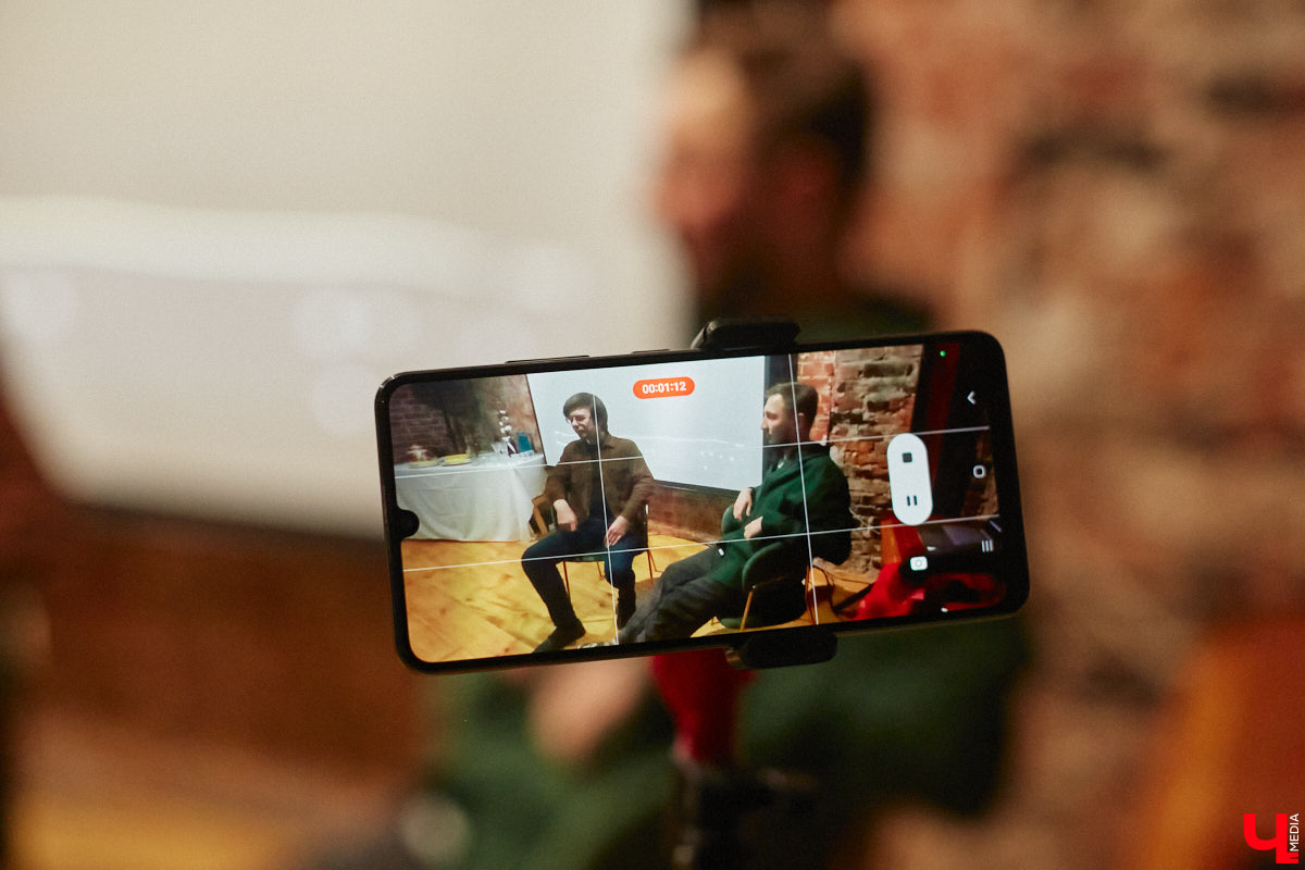 Гусь-Хрустальный до сих пор является стекольной столицей России, однако о его прежней мощи остается лишь вспоминать. Владимирские журналисты собрали уникальные сведения о промышленном кризисе в единую летопись и показали ее в своем документальном фильме, который мы на днях посмотрели.