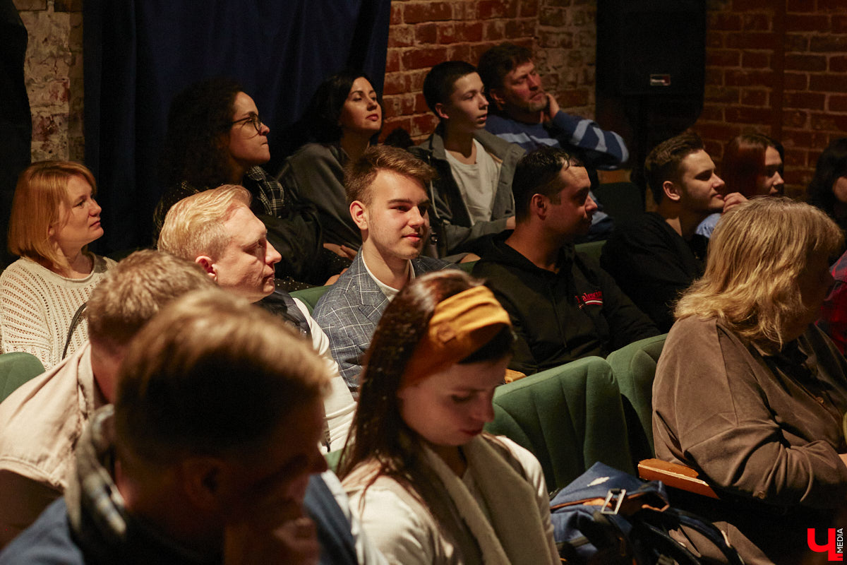 Гусь-Хрустальный до сих пор является стекольной столицей России, однако о его прежней мощи остается лишь вспоминать. Владимирские журналисты собрали уникальные сведения о промышленном кризисе в единую летопись и показали ее в своем документальном фильме, который мы на днях посмотрели.