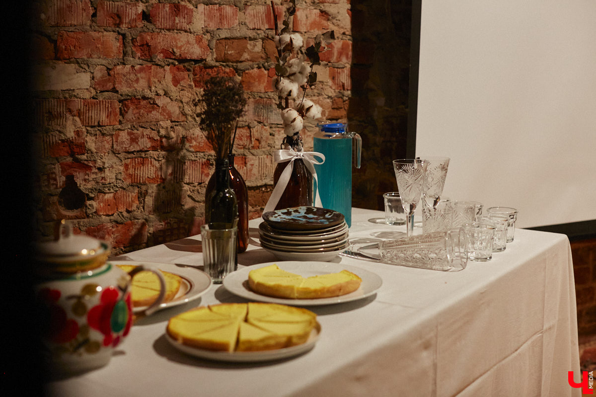 Гусь-Хрустальный до сих пор является стекольной столицей России, однако о его прежней мощи остается лишь вспоминать. Владимирские журналисты собрали уникальные сведения о промышленном кризисе в единую летопись и показали ее в своем документальном фильме, который мы на днях посмотрели.