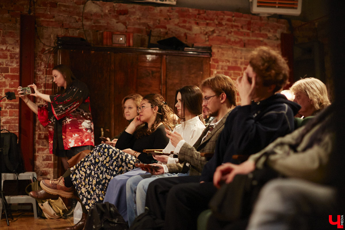 Гусь-Хрустальный до сих пор является стекольной столицей России, однако о его прежней мощи остается лишь вспоминать. Владимирские журналисты собрали уникальные сведения о промышленном кризисе в единую летопись и показали ее в своем документальном фильме, который мы на днях посмотрели.