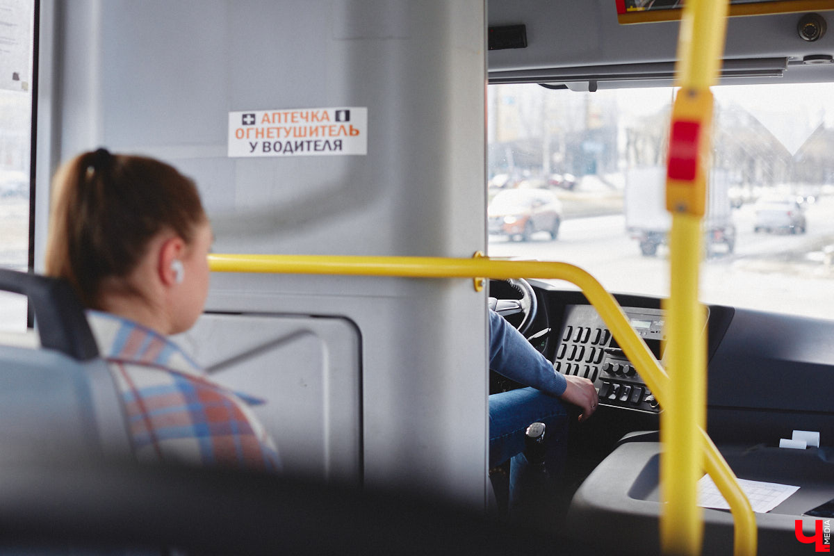 Конфликты в общественном транспорте, к сожалению, стали делом обыденным. И просто ссора во время поездки — это еще полбеды. Нередки случаи нападения на водителей. Чтобы обезопасить экипаж и салон от неадекватного поведения некоторых пассажиров, владимирские автобусы оснастили тревожными кнопками. Теперь по сигналу SOS на место должен приехать ближайший патруль.
