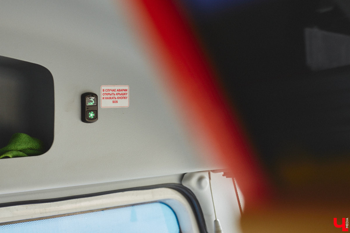 Конфликты в общественном транспорте, к сожалению, стали делом обыденным. И просто ссора во время поездки — это еще полбеды. Нередки случаи нападения на водителей. Чтобы обезопасить экипаж и салон от неадекватного поведения некоторых пассажиров, владимирские автобусы оснастили тревожными кнопками. Теперь по сигналу SOS на место должен приехать ближайший патруль.