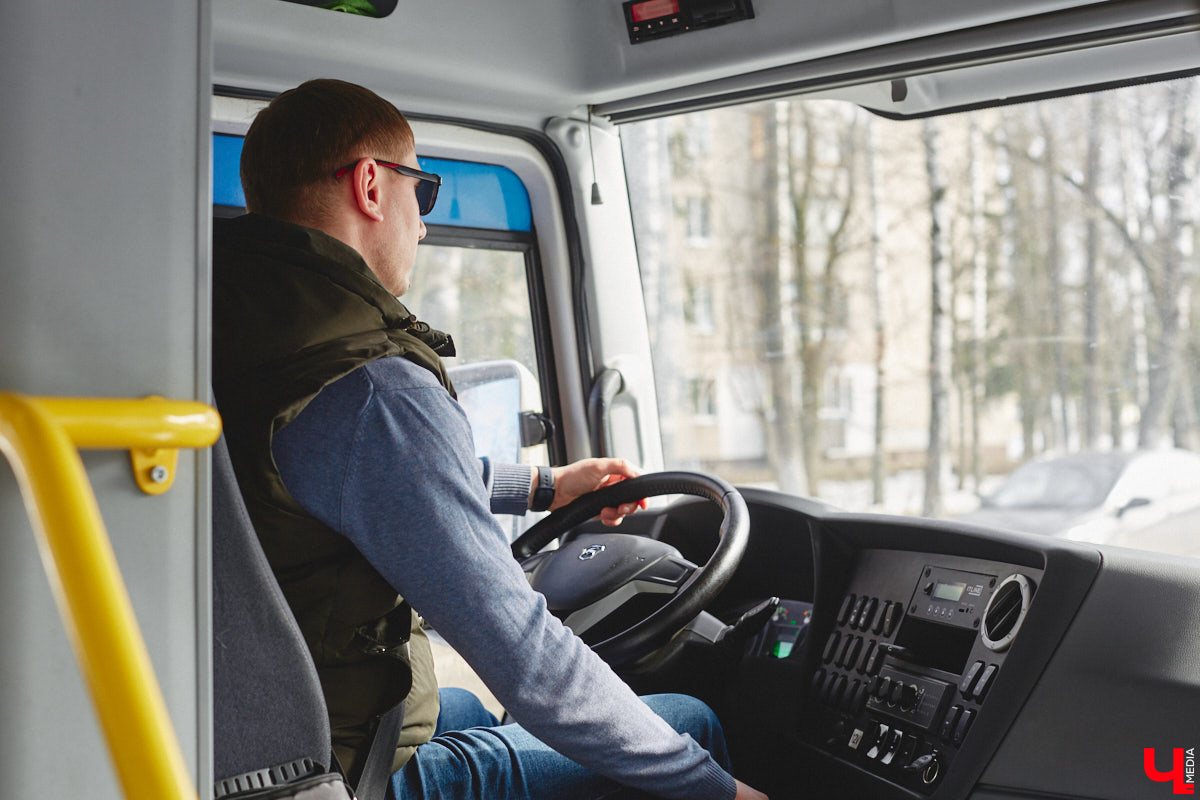 Конфликты в общественном транспорте, к сожалению, стали делом обыденным. И просто ссора во время поездки — это еще полбеды. Нередки случаи нападения на водителей. Чтобы обезопасить экипаж и салон от неадекватного поведения некоторых пассажиров, владимирские автобусы оснастили тревожными кнопками. Теперь по сигналу SOS на место должен приехать ближайший патруль.