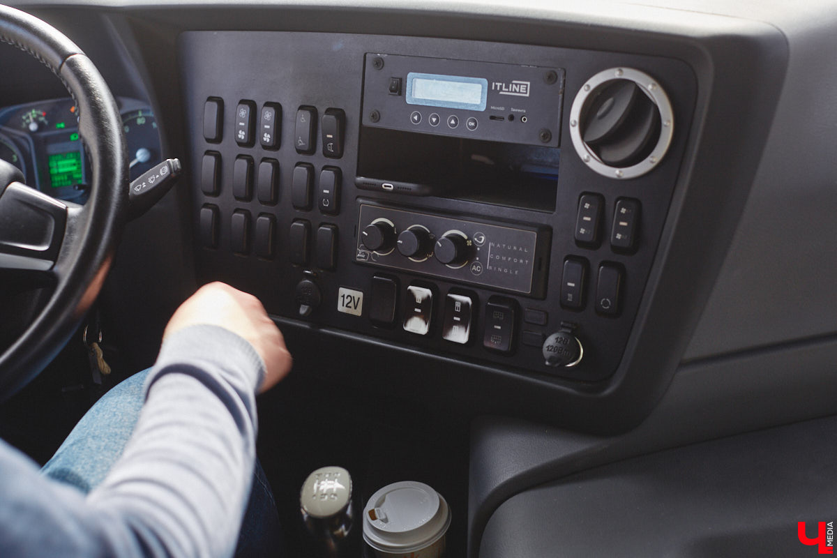 Конфликты в общественном транспорте, к сожалению, стали делом обыденным. И просто ссора во время поездки — это еще полбеды. Нередки случаи нападения на водителей. Чтобы обезопасить экипаж и салон от неадекватного поведения некоторых пассажиров, владимирские автобусы оснастили тревожными кнопками. Теперь по сигналу SOS на место должен приехать ближайший патруль.