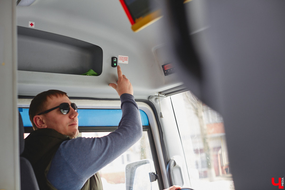 Конфликты в общественном транспорте, к сожалению, стали делом обыденным. И просто ссора во время поездки — это еще полбеды. Нередки случаи нападения на водителей. Чтобы обезопасить экипаж и салон от неадекватного поведения некоторых пассажиров, владимирские автобусы оснастили тревожными кнопками. Теперь по сигналу SOS на место должен приехать ближайший патруль.