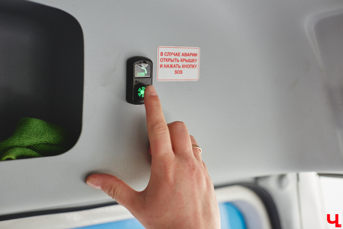 Конфликты в общественном транспорте, к сожалению, стали делом обыденным. И просто ссора во время поездки — это еще полбеды. Нередки случаи нападения на водителей. Чтобы обезопасить экипаж и салон от неадекватного поведения некоторых пассажиров, владимирские автобусы оснастили тревожными кнопками. Теперь по сигналу SOS на место должен приехать ближайший патруль.