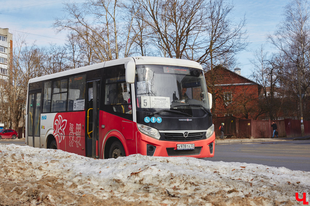 Конфликты в общественном транспорте, к сожалению, стали делом обыденным. И просто ссора во время поездки — это еще полбеды. Нередки случаи нападения на водителей. Чтобы обезопасить экипаж и салон от неадекватного поведения некоторых пассажиров, владимирские автобусы оснастили тревожными кнопками. Теперь по сигналу SOS на место должен приехать ближайший патруль.