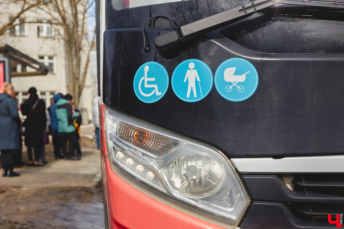 Конфликты в общественном транспорте, к сожалению, стали делом обыденным. И просто ссора во время поездки — это еще полбеды. Нередки случаи нападения на водителей. Чтобы обезопасить экипаж и салон от неадекватного поведения некоторых пассажиров, владимирские автобусы оснастили тревожными кнопками. Теперь по сигналу SOS на место должен приехать ближайший патруль.