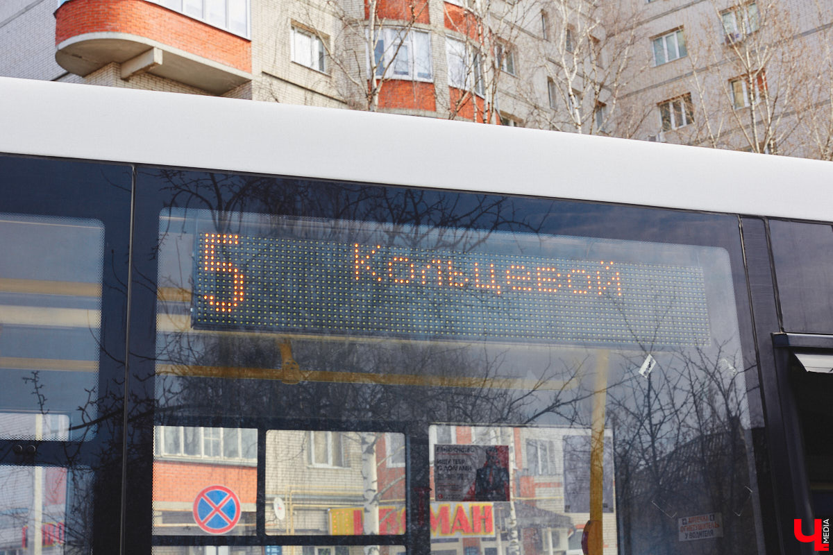 Конфликты в общественном транспорте, к сожалению, стали делом обыденным. И просто ссора во время поездки — это еще полбеды. Нередки случаи нападения на водителей. Чтобы обезопасить экипаж и салон от неадекватного поведения некоторых пассажиров, владимирские автобусы оснастили тревожными кнопками. Теперь по сигналу SOS на место должен приехать ближайший патруль.