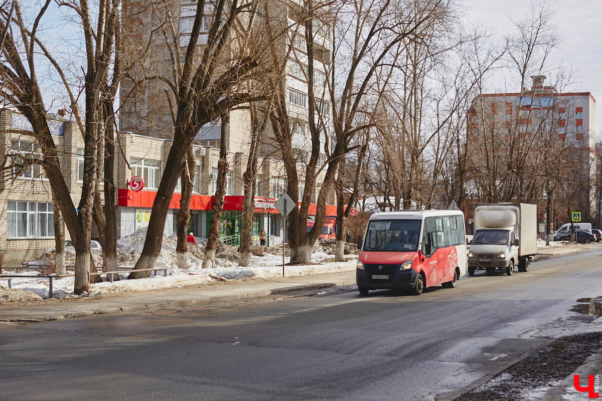 Конфликты в общественном транспорте, к сожалению, стали делом обыденным. И просто ссора во время поездки — это еще полбеды. Нередки случаи нападения на водителей. Чтобы обезопасить экипаж и салон от неадекватного поведения некоторых пассажиров, владимирские автобусы оснастили тревожными кнопками. Теперь по сигналу SOS на место должен приехать ближайший патруль.