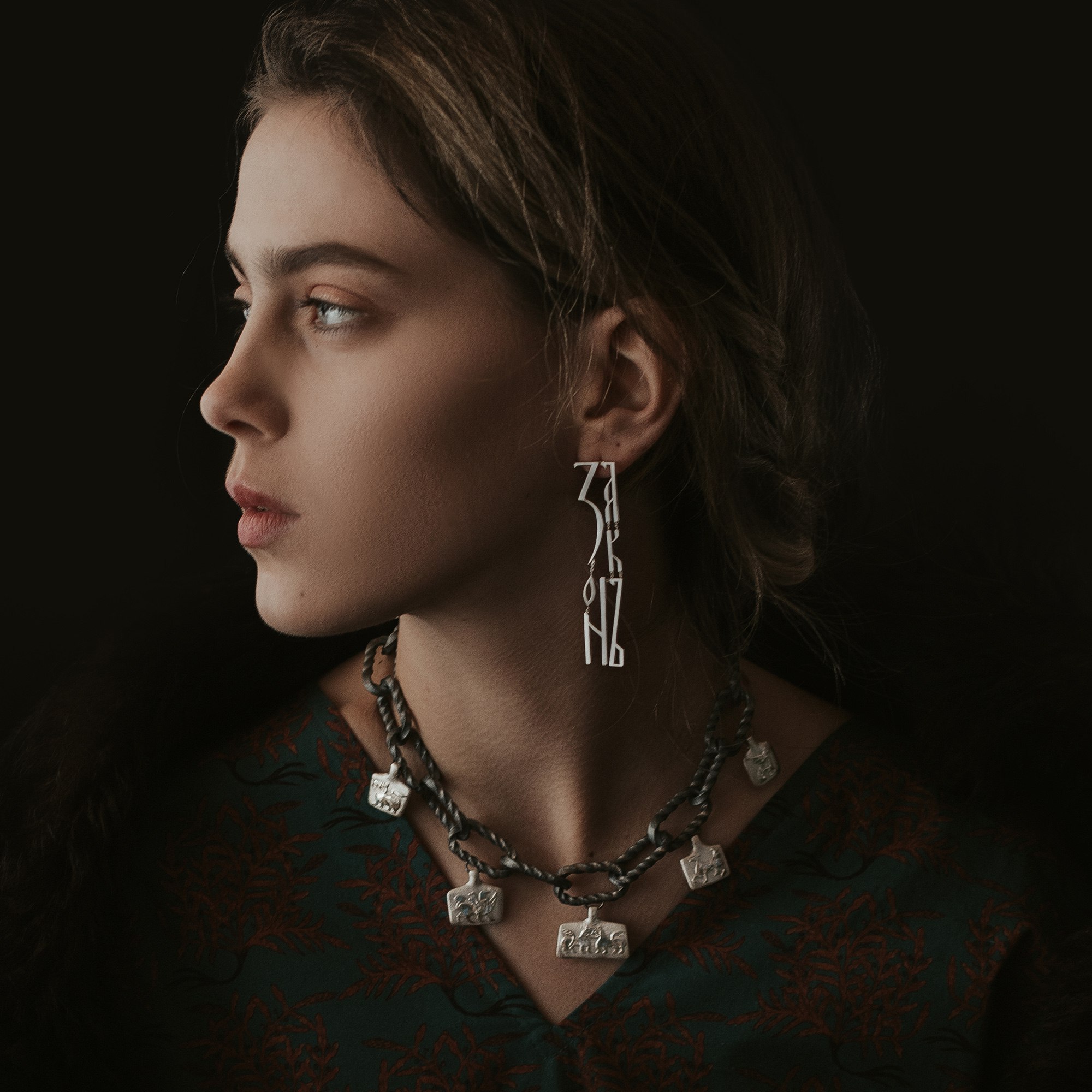 Дизайнеры российского ювелирного бренда «Онега» всегда черпали вдохновение в культурном наследии Древней Руси. На этот раз они решили не ограничиваться только украшениями и выпустили коллекцию премиальных платков. Посвящена она русским историческим городам, в том числе Владимиру.