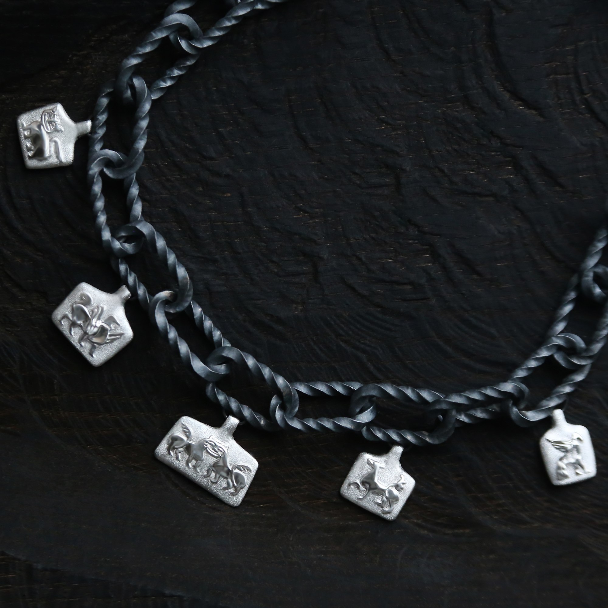 Дизайнеры российского ювелирного бренда «Онега» всегда черпали вдохновение в культурном наследии Древней Руси. На этот раз они решили не ограничиваться только украшениями и выпустили коллекцию премиальных платков. Посвящена она русским историческим городам, в том числе Владимиру.