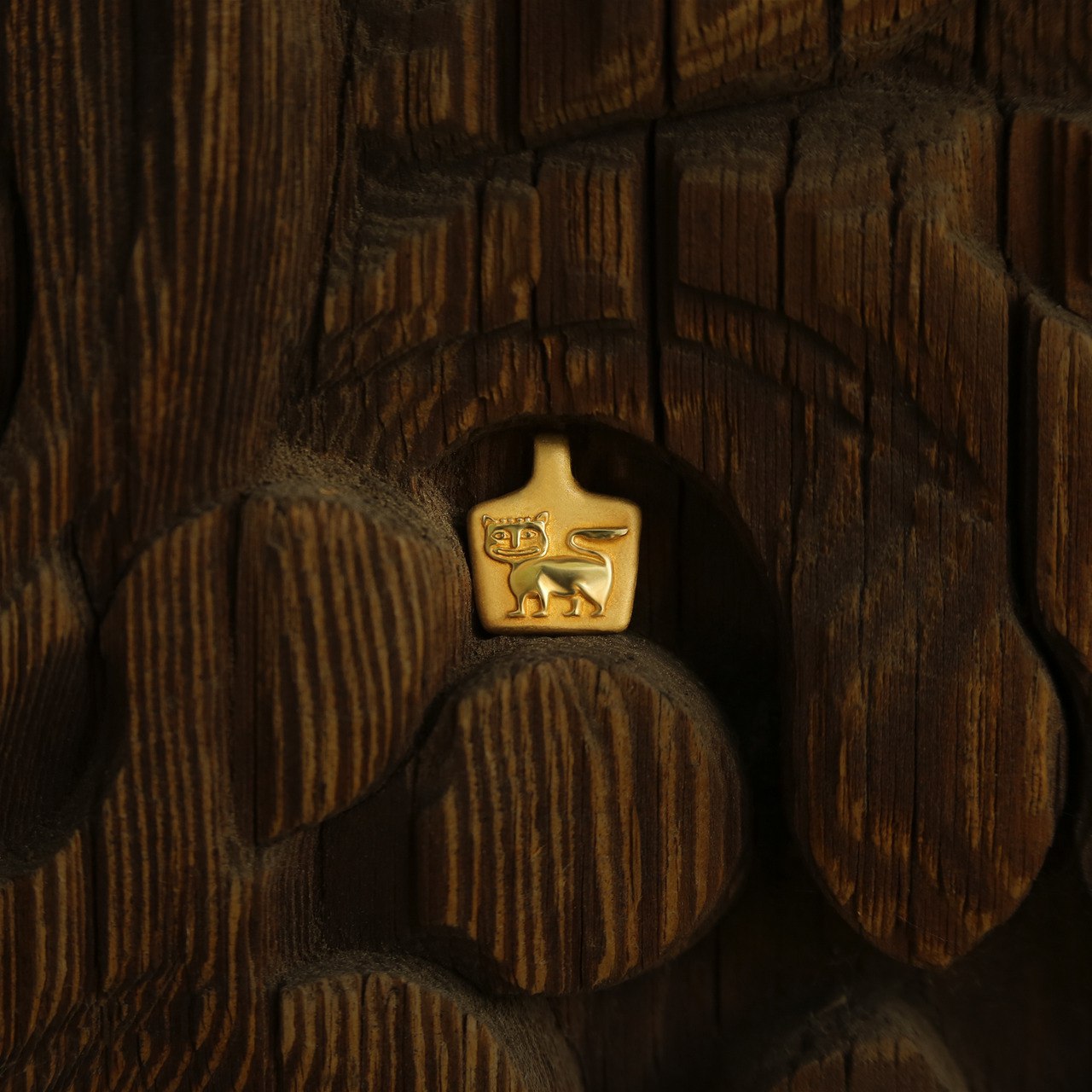 Дизайнеры российского ювелирного бренда «Онега» всегда черпали вдохновение в культурном наследии Древней Руси. На этот раз они решили не ограничиваться только украшениями и выпустили коллекцию премиальных платков. Посвящена она русским историческим городам, в том числе Владимиру.