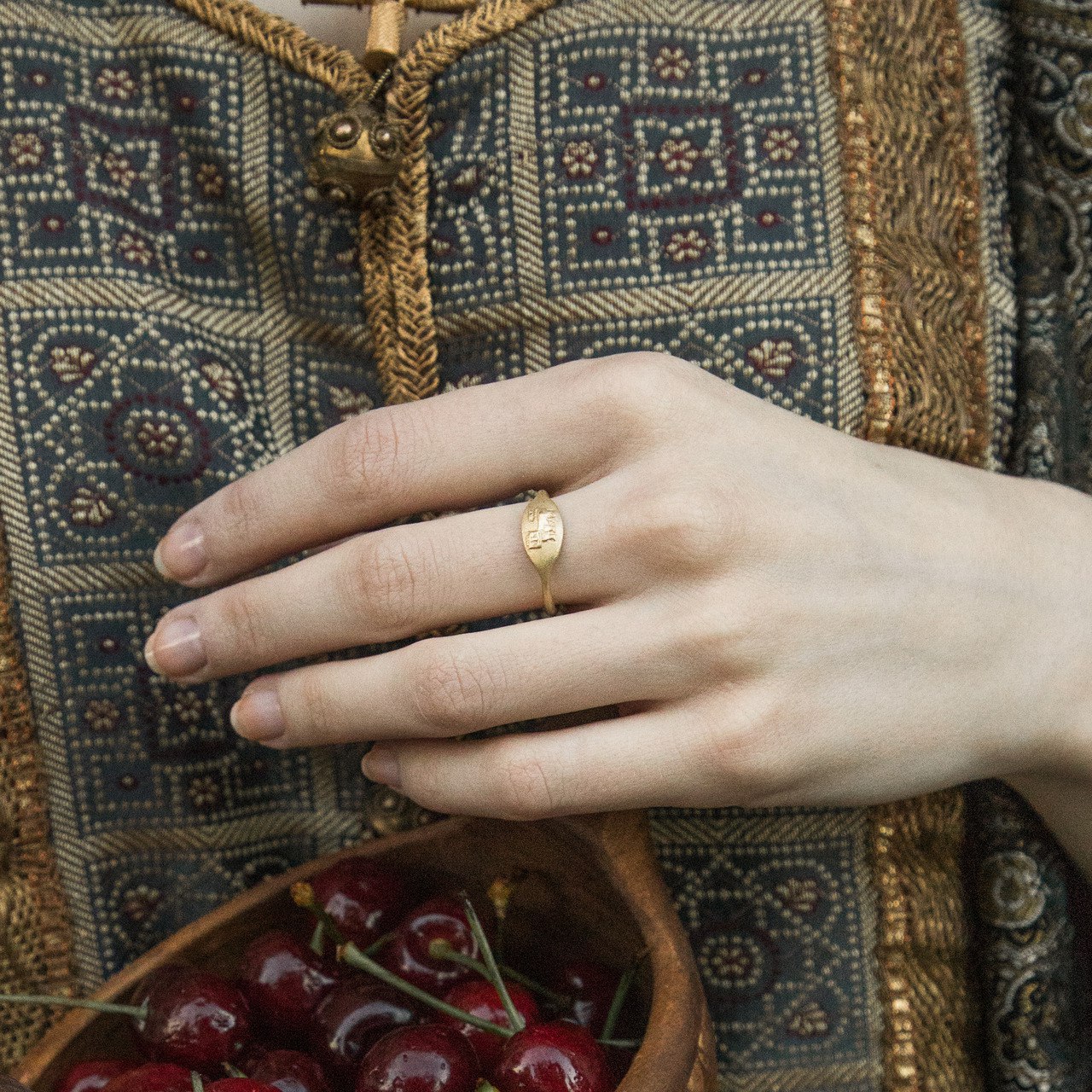 Дизайнеры российского ювелирного бренда «Онега» всегда черпали вдохновение в культурном наследии Древней Руси. На этот раз они решили не ограничиваться только украшениями и выпустили коллекцию премиальных платков. Посвящена она русским историческим городам, в том числе Владимиру.