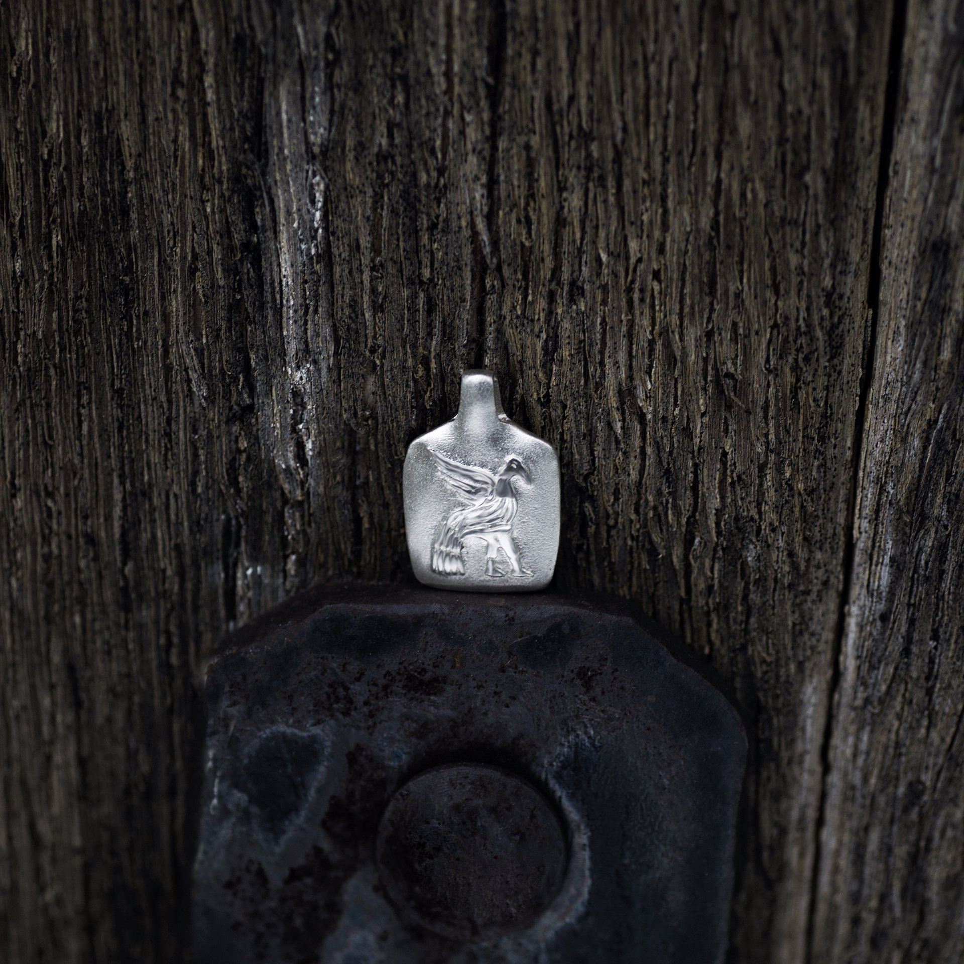 Дизайнеры российского ювелирного бренда «Онега» всегда черпали вдохновение в культурном наследии Древней Руси. На этот раз они решили не ограничиваться только украшениями и выпустили коллекцию премиальных платков. Посвящена она русским историческим городам, в том числе Владимиру.