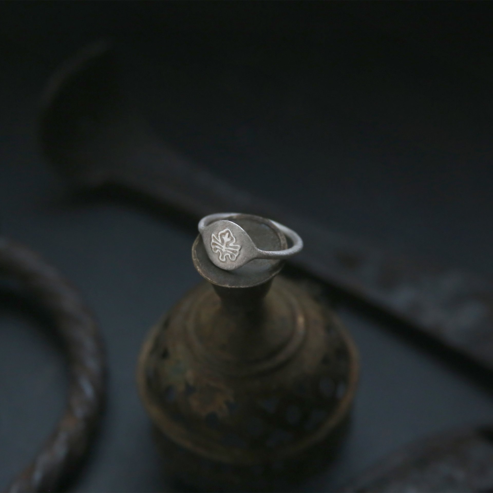 Дизайнеры российского ювелирного бренда «Онега» всегда черпали вдохновение в культурном наследии Древней Руси. На этот раз они решили не ограничиваться только украшениями и выпустили коллекцию премиальных платков. Посвящена она русским историческим городам, в том числе Владимиру.