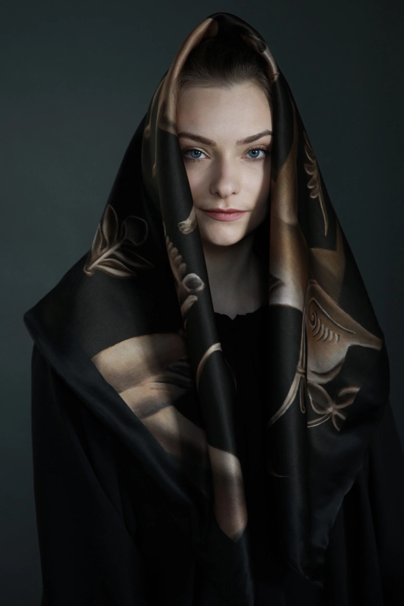 Дизайнеры российского ювелирного бренда «Онега» всегда черпали вдохновение в культурном наследии Древней Руси. На этот раз они решили не ограничиваться только украшениями и выпустили коллекцию премиальных платков. Посвящена она русским историческим городам, в том числе Владимиру.