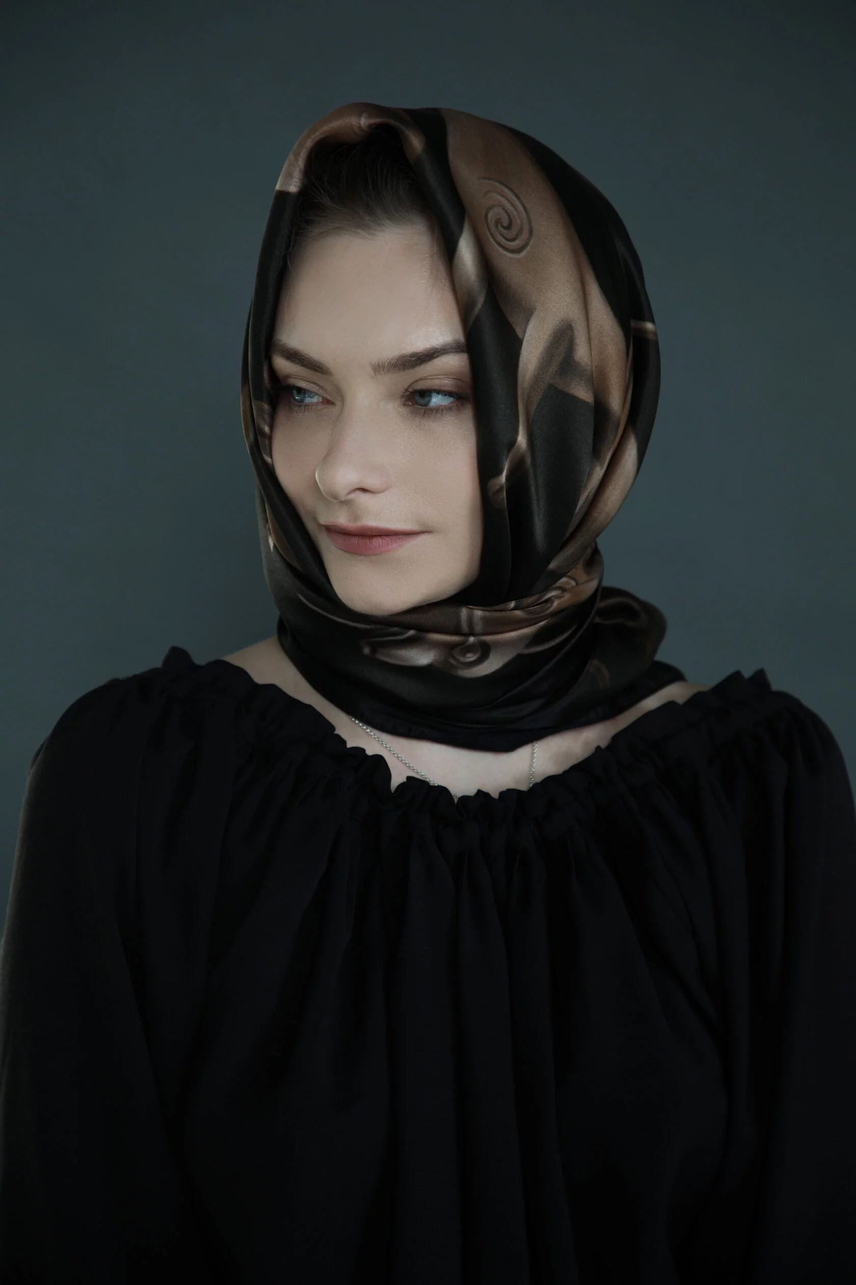 Дизайнеры российского ювелирного бренда «Онега» всегда черпали вдохновение в культурном наследии Древней Руси. На этот раз они решили не ограничиваться только украшениями и выпустили коллекцию премиальных платков. Посвящена она русским историческим городам, в том числе Владимиру.