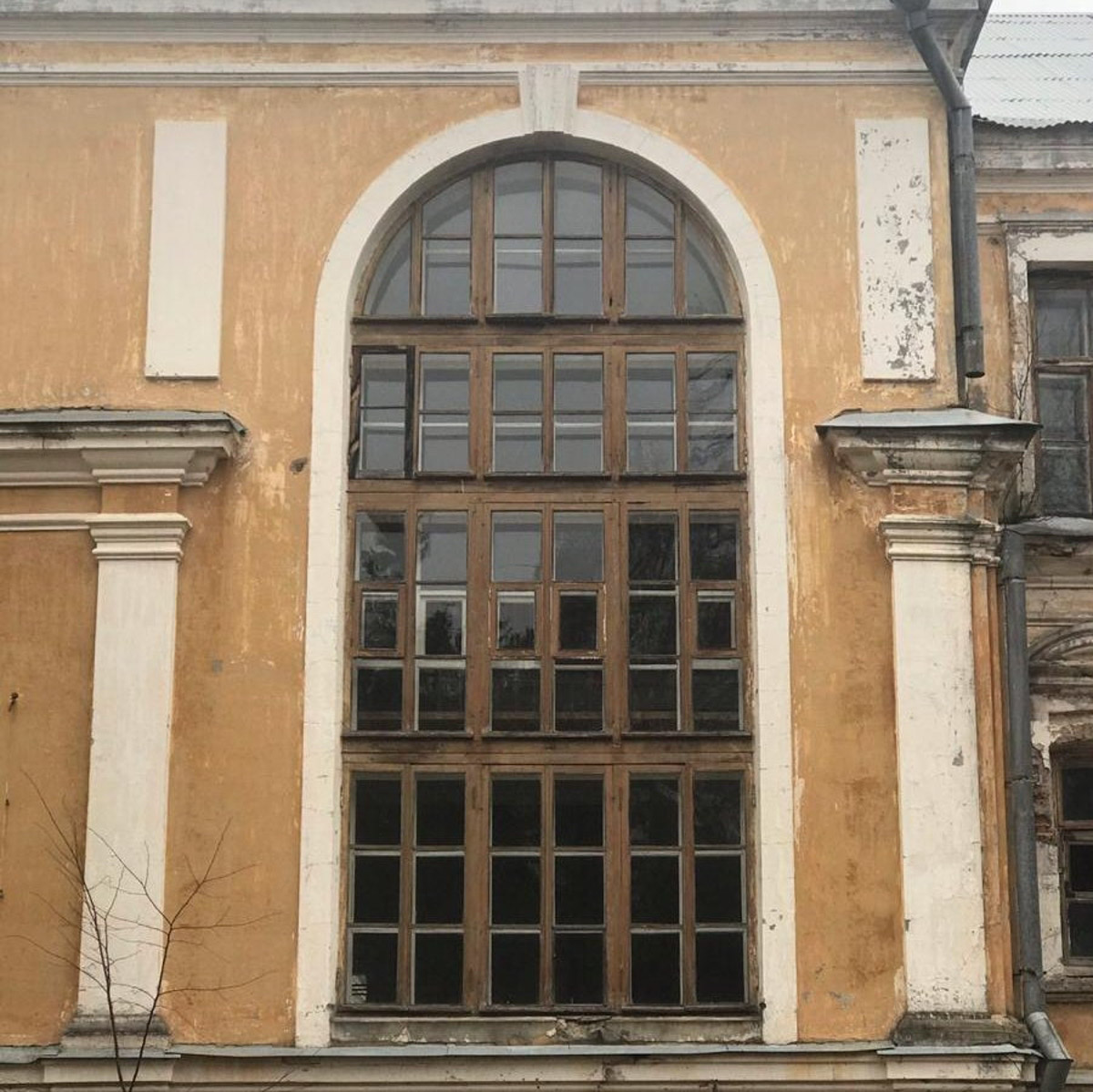 Родовое гнездо Воронцовых-Дашковых — достояние 33-го региона. Его даже включили в число красивейших заброшенных усадеб страны. Архитектурный ансамбль с каменным дворцом вызывает трепет от осознания его былого величия. А действительно, почему бы нам с вами не отправиться на экскурсию в глубь веков?