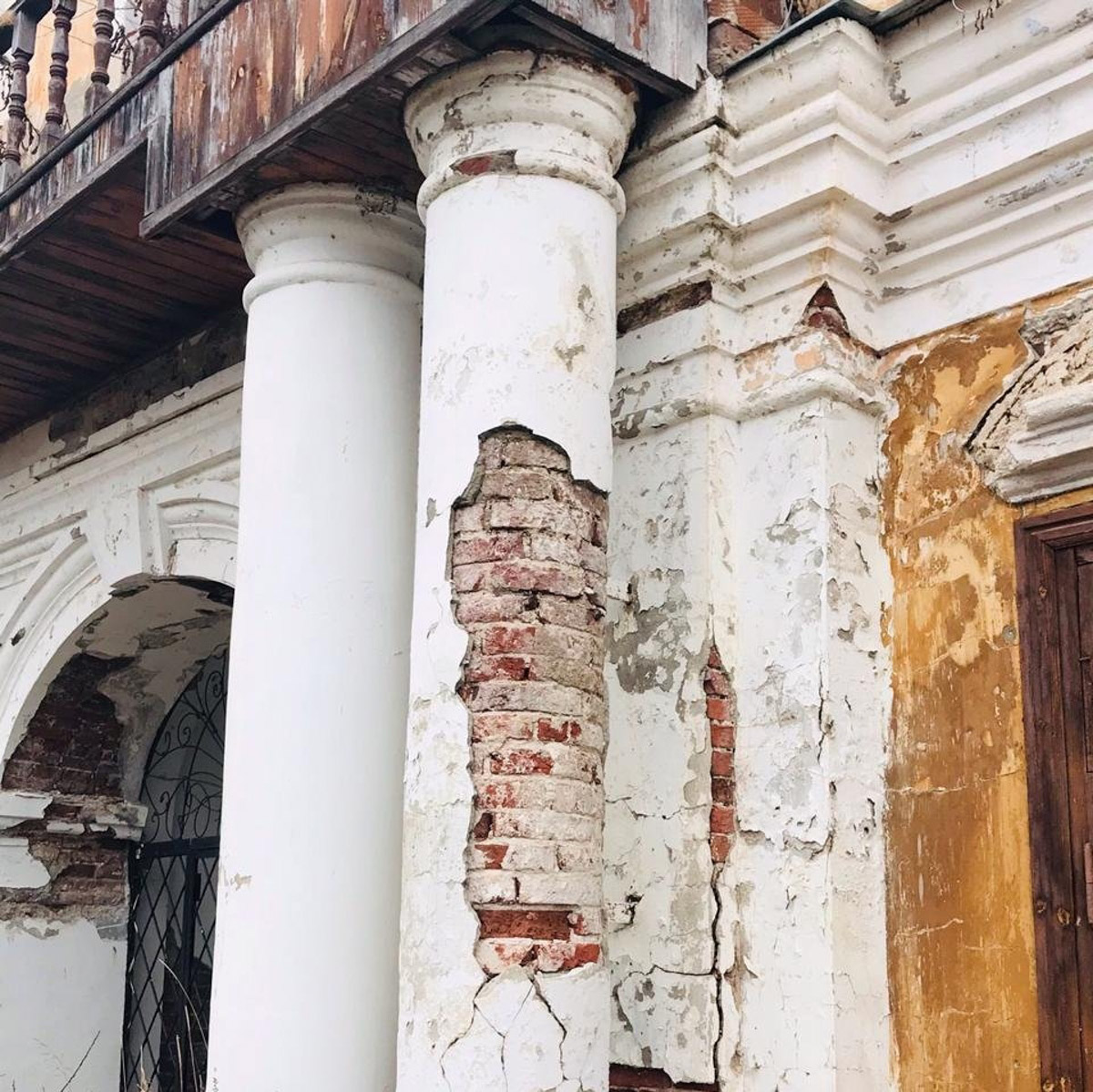 Родовое гнездо Воронцовых-Дашковых — достояние 33-го региона. Его даже включили в число красивейших заброшенных усадеб страны. Архитектурный ансамбль с каменным дворцом вызывает трепет от осознания его былого величия. А действительно, почему бы нам с вами не отправиться на экскурсию в глубь веков?