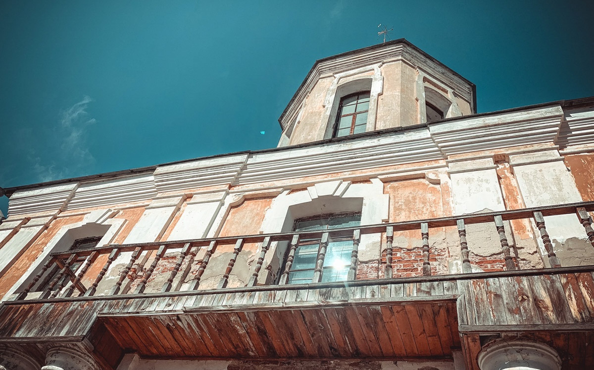 Родовое гнездо Воронцовых-Дашковых — достояние 33-го региона. Его даже включили в число красивейших заброшенных усадеб страны. Архитектурный ансамбль с каменным дворцом вызывает трепет от осознания его былого величия. А действительно, почему бы нам с вами не отправиться на экскурсию в глубь веков?