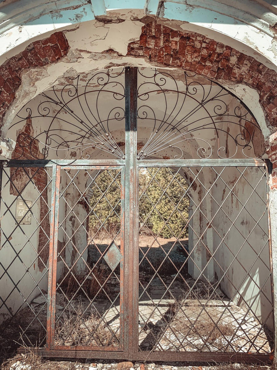 Родовое гнездо Воронцовых-Дашковых — достояние 33-го региона. Его даже включили в число красивейших заброшенных усадеб страны. Архитектурный ансамбль с каменным дворцом вызывает трепет от осознания его былого величия. А действительно, почему бы нам с вами не отправиться на экскурсию в глубь веков?