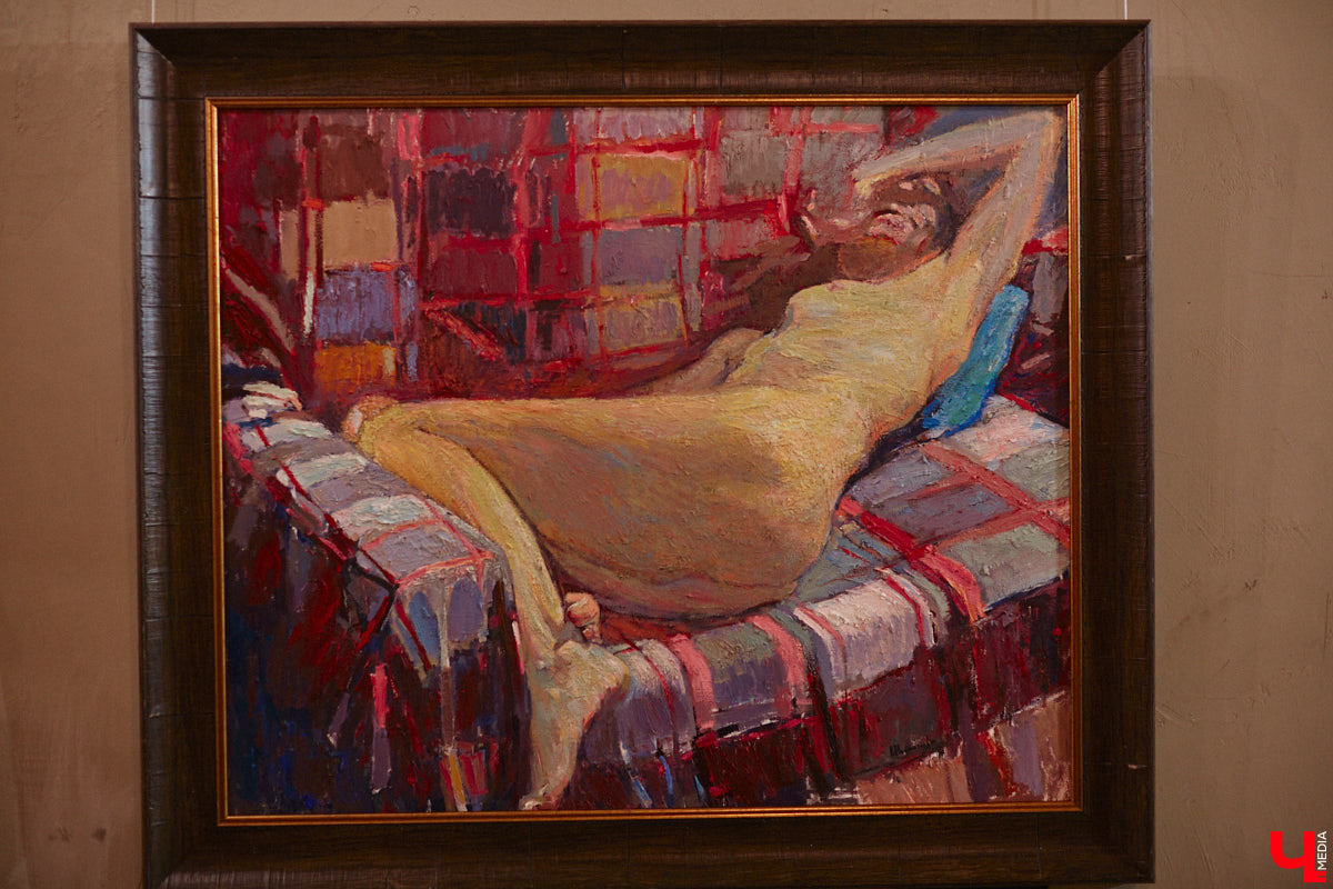 Во Владимире открылась выставка «Без одежд». Как можно догадаться из названия, речь на ней идет о самом обсуждаемом и противоречивом живописном жанре ню. «Ключ-Медиа» посетил откровенную экспозицию и своими глазами убедился: ничего пошлого, сплошное искусство, раскрывающее всю многогранную красоту женского тела.