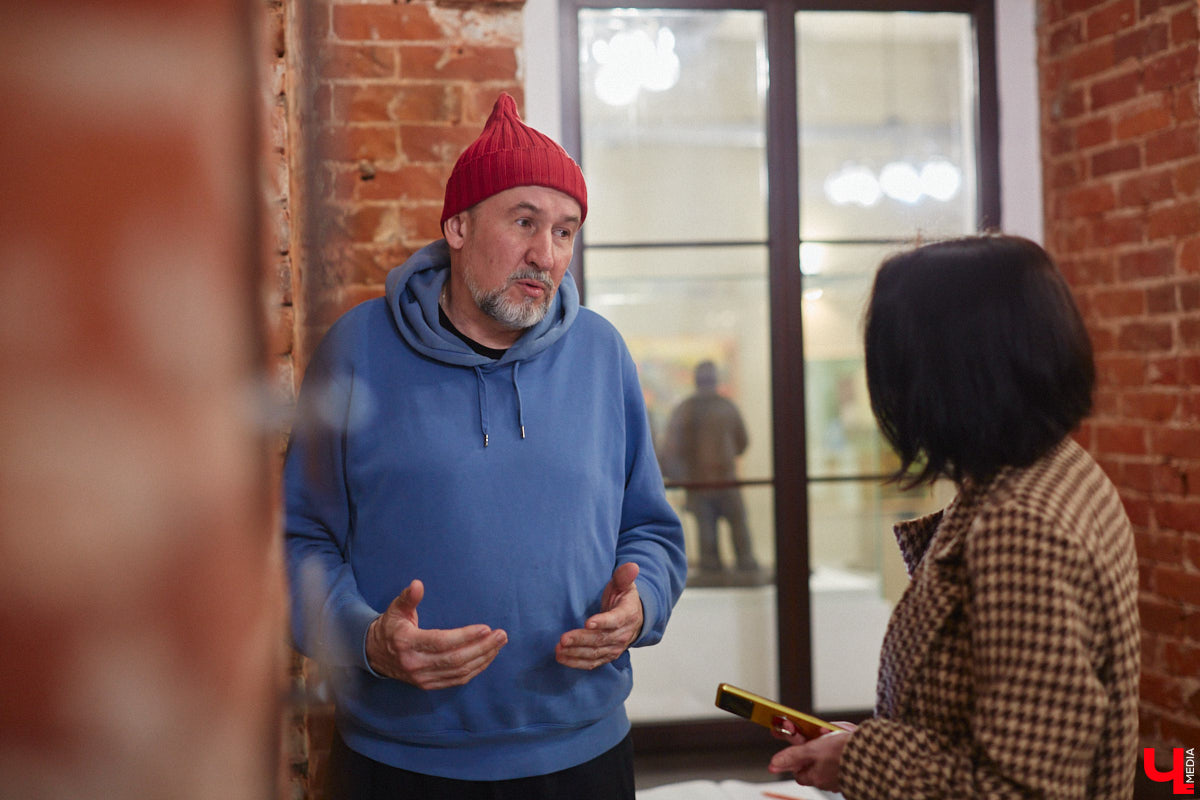 Во Владимире открылась выставка «Без одежд». Как можно догадаться из названия, речь на ней идет о самом обсуждаемом и противоречивом живописном жанре ню. «Ключ-Медиа» посетил откровенную экспозицию и своими глазами убедился: ничего пошлого, сплошное искусство, раскрывающее всю многогранную красоту женского тела.