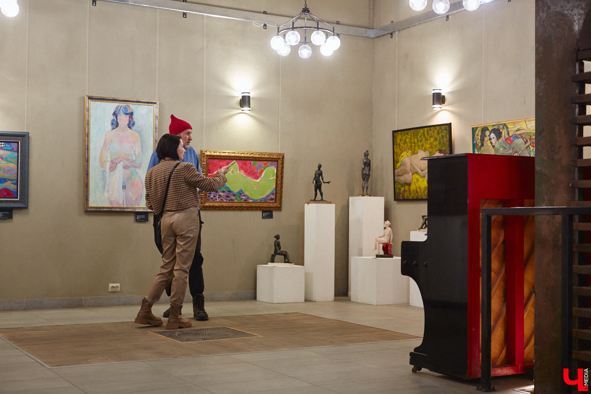 Во Владимире открылась выставка «Без одежд». Как можно догадаться из названия, речь на ней идет о самом обсуждаемом и противоречивом живописном жанре ню. «Ключ-Медиа» посетил откровенную экспозицию и своими глазами убедился: ничего пошлого, сплошное искусство, раскрывающее всю многогранную красоту женского тела.