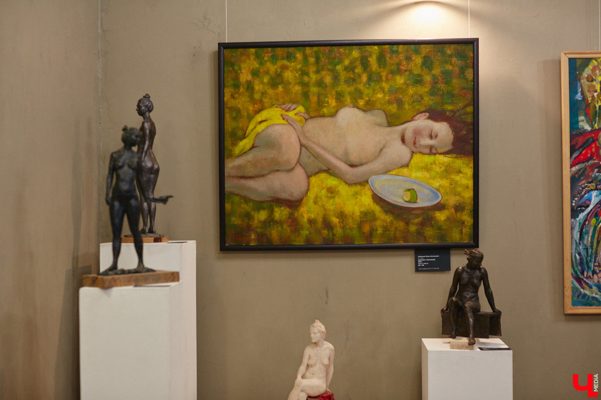 Во Владимире открылась выставка «Без одежд». Как можно догадаться из названия, речь на ней идет о самом обсуждаемом и противоречивом живописном жанре ню. «Ключ-Медиа» посетил откровенную экспозицию и своими глазами убедился: ничего пошлого, сплошное искусство, раскрывающее всю многогранную красоту женского тела.