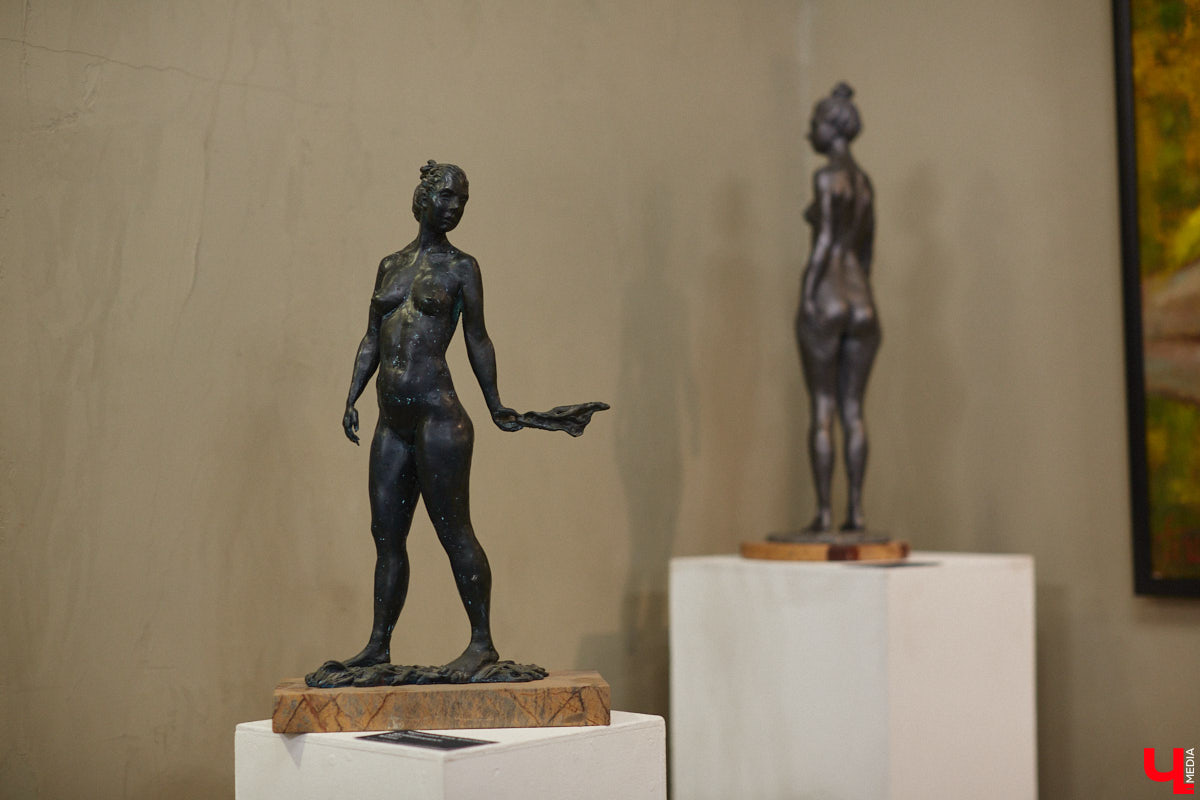 Во Владимире открылась выставка «Без одежд». Как можно догадаться из названия, речь на ней идет о самом обсуждаемом и противоречивом живописном жанре ню. «Ключ-Медиа» посетил откровенную экспозицию и своими глазами убедился: ничего пошлого, сплошное искусство, раскрывающее всю многогранную красоту женского тела.