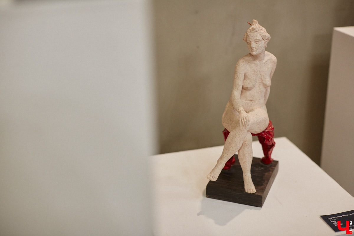 Во Владимире открылась выставка «Без одежд». Как можно догадаться из названия, речь на ней идет о самом обсуждаемом и противоречивом живописном жанре ню. «Ключ-Медиа» посетил откровенную экспозицию и своими глазами убедился: ничего пошлого, сплошное искусство, раскрывающее всю многогранную красоту женского тела.