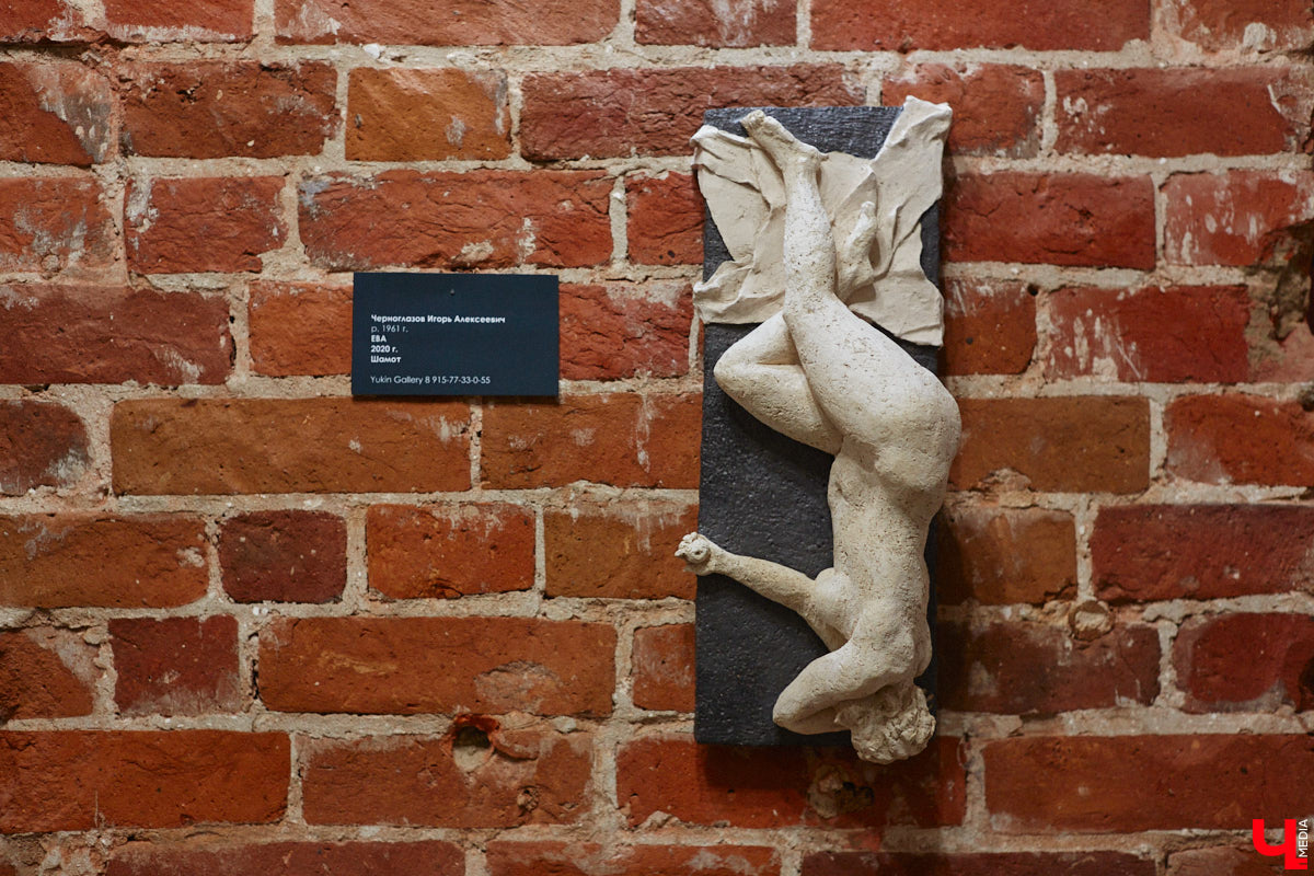 Во Владимире открылась выставка «Без одежд». Как можно догадаться из названия, речь на ней идет о самом обсуждаемом и противоречивом живописном жанре ню. «Ключ-Медиа» посетил откровенную экспозицию и своими глазами убедился: ничего пошлого, сплошное искусство, раскрывающее всю многогранную красоту женского тела.