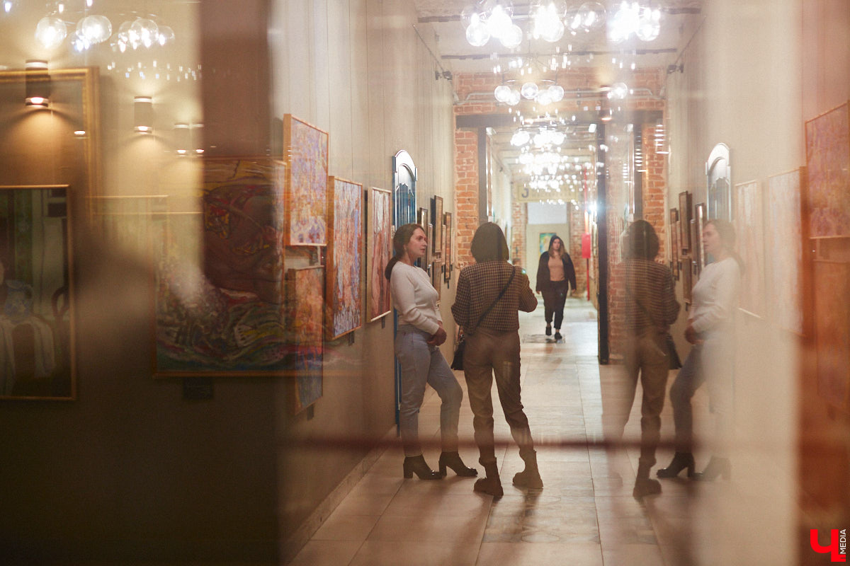 Во Владимире открылась выставка «Без одежд». Как можно догадаться из названия, речь на ней идет о самом обсуждаемом и противоречивом живописном жанре ню. «Ключ-Медиа» посетил откровенную экспозицию и своими глазами убедился: ничего пошлого, сплошное искусство, раскрывающее всю многогранную красоту женского тела.