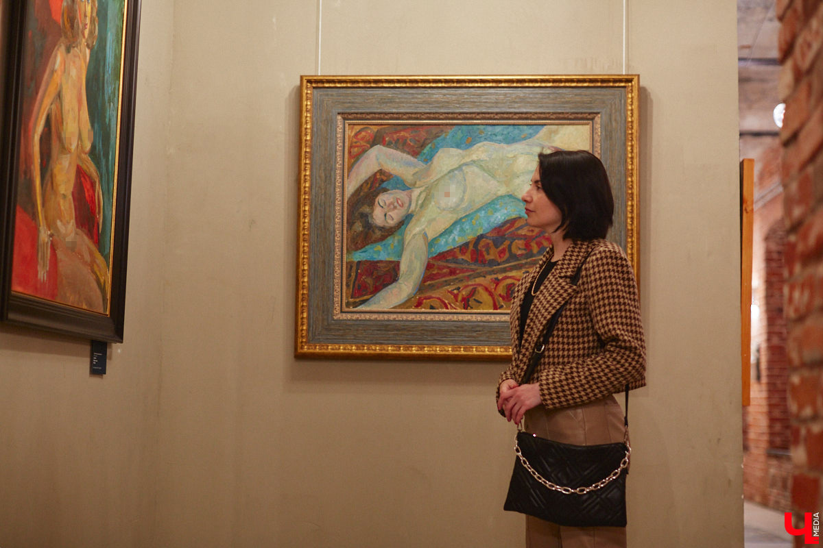 Во Владимире открылась выставка «Без одежд». Как можно догадаться из названия, речь на ней идет о самом обсуждаемом и противоречивом живописном жанре ню. «Ключ-Медиа» посетил откровенную экспозицию и своими глазами убедился: ничего пошлого, сплошное искусство, раскрывающее всю многогранную красоту женского тела.