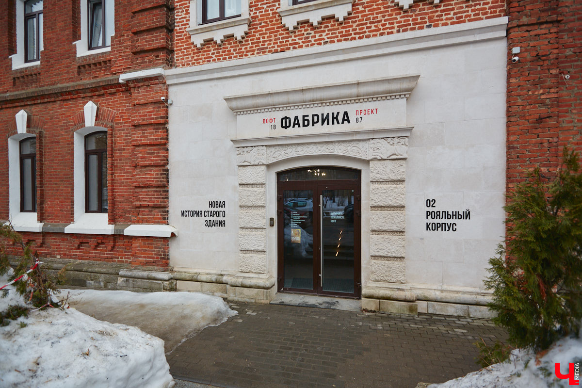 Во Владимире открылась выставка «Без одежд». Как можно догадаться из названия, речь на ней идет о самом обсуждаемом и противоречивом живописном жанре ню. «Ключ-Медиа» посетил откровенную экспозицию и своими глазами убедился: ничего пошлого, сплошное искусство, раскрывающее всю многогранную красоту женского тела.