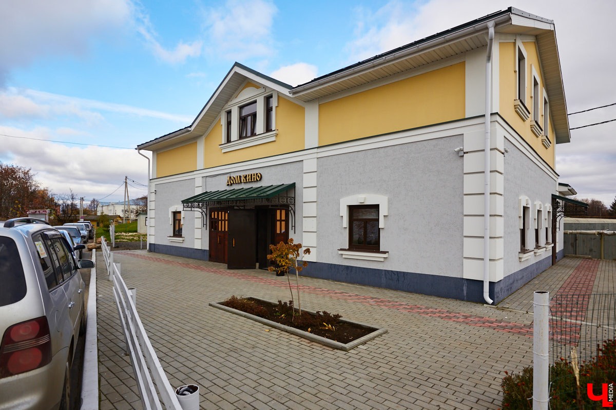 В Суздале закрылось одно из самых интересных арт-пространств — Дом кино. Место, с сентября 2021 года погружающее всех пришедших в синематографическую историю древнего города, увы, больше не доступно для посещения.