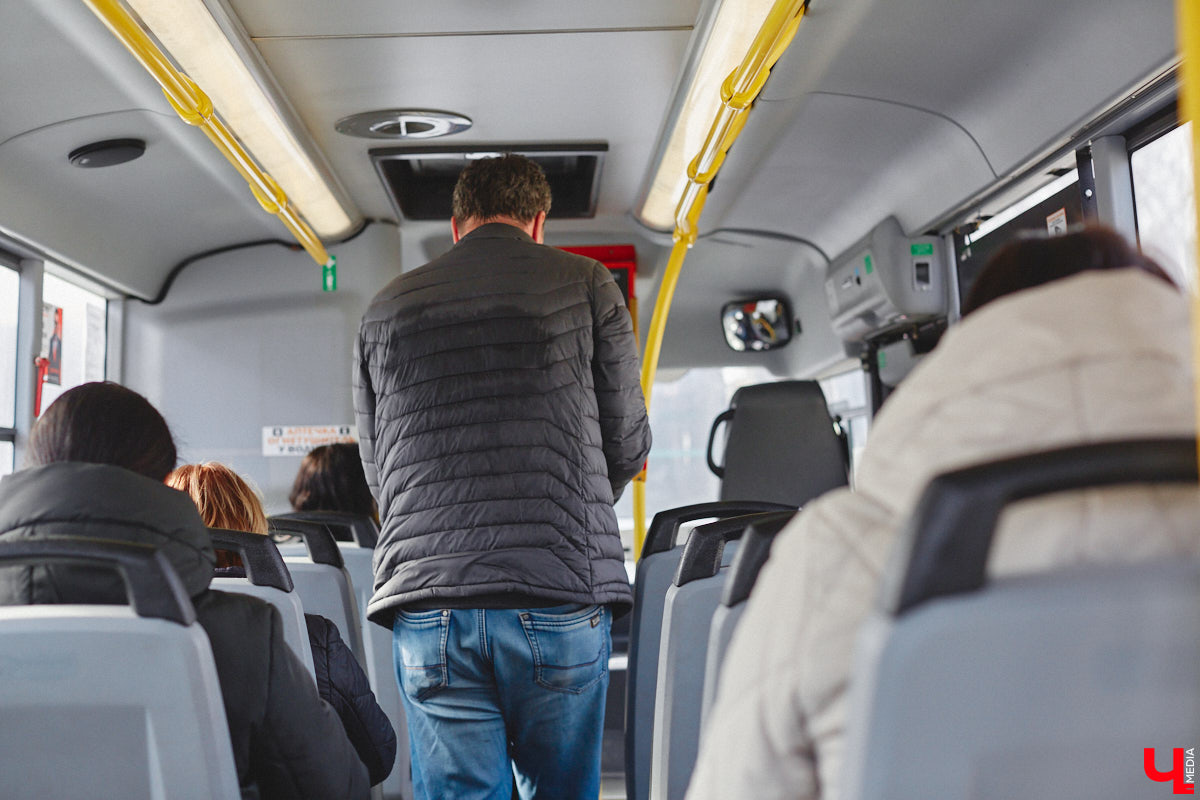 Во Владимире утвердили новый тариф в общественном транспорте. С 10 апреля за проезд в автобусах и троллейбусах наличными придется заплатить уже на 5 рублей больше. При этом перевозчики хотели поднять стоимость билетов еще выше — до 38 и даже 47 рублей.