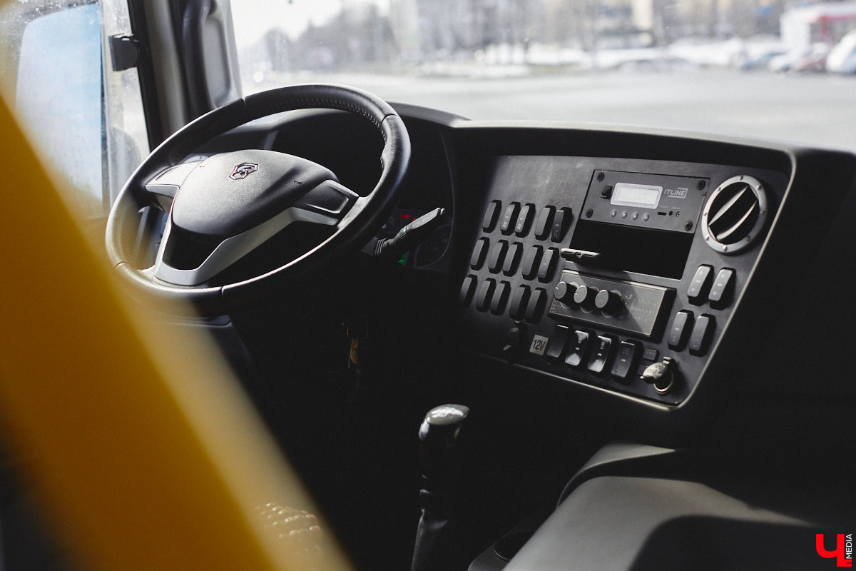 Во Владимире утвердили новый тариф в общественном транспорте. С 10 апреля за проезд в автобусах и троллейбусах наличными придется заплатить уже на 5 рублей больше. При этом перевозчики хотели поднять стоимость билетов еще выше — до 38 и даже 47 рублей.