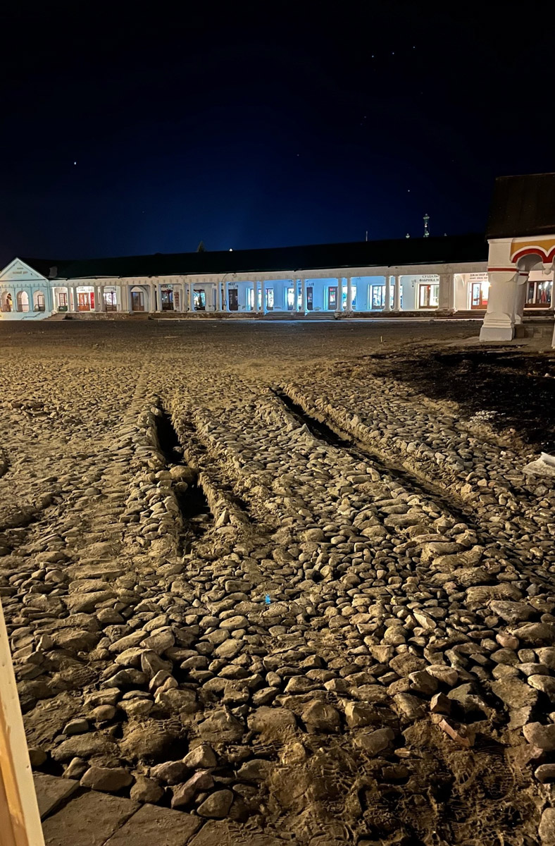 За посещение модульного туалета в Суздале теперь придется платить, хотя изначально зайти туда можно было бесплатно. Однако недавно на входе в общественное место появились специальные устройства для взимания денег. Есть вопросы и к брусчатке, уложенной осенью на улице Кремлевской. Зиму она пережила не очень хорошо.