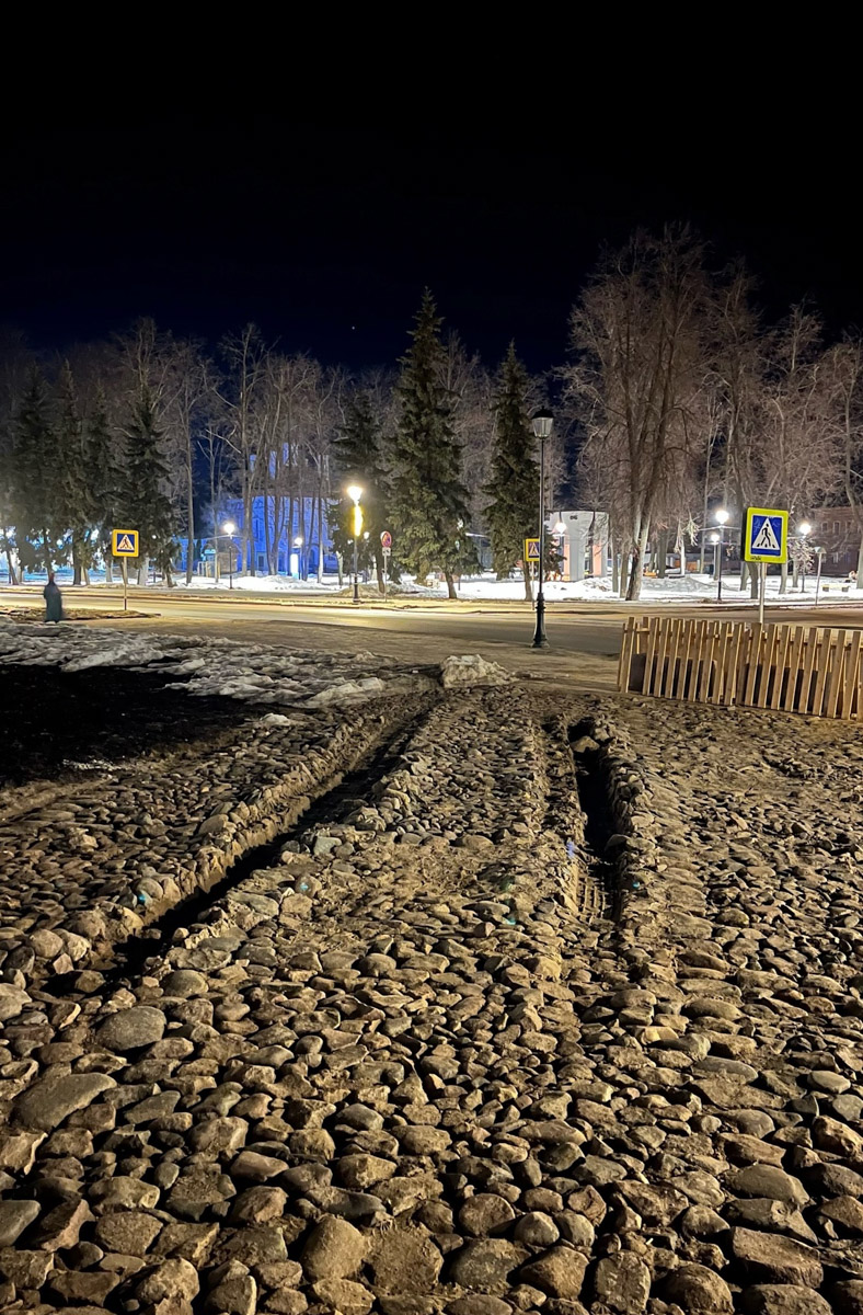 За посещение модульного туалета в Суздале теперь придется платить, хотя изначально зайти туда можно было бесплатно. Однако недавно на входе в общественное место появились специальные устройства для взимания денег. Есть вопросы и к брусчатке, уложенной осенью на улице Кремлевской. Зиму она пережила не очень хорошо.