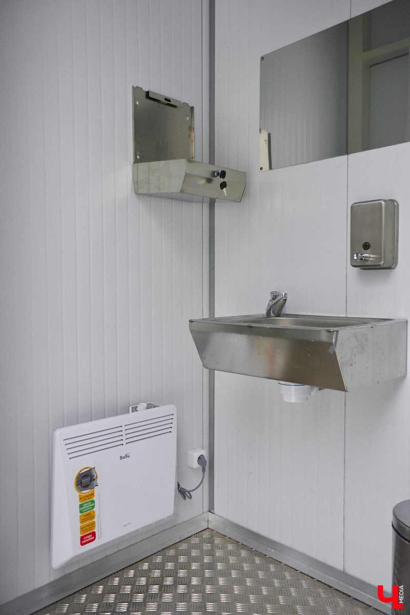 За посещение модульного туалета в Суздале теперь придется платить, хотя изначально зайти туда можно было бесплатно. Однако недавно на входе в общественное место появились специальные устройства для взимания денег. Есть вопросы и к брусчатке, уложенной осенью на улице Кремлевской. Зиму она пережила не очень хорошо.