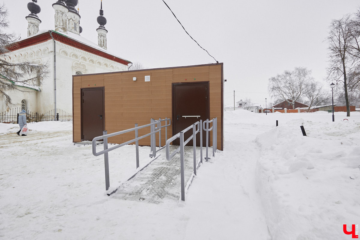 За посещение модульного туалета в Суздале теперь придется платить, хотя изначально зайти туда можно было бесплатно. Однако недавно на входе в общественное место появились специальные устройства для взимания денег. Есть вопросы и к брусчатке, уложенной осенью на улице Кремлевской. Зиму она пережила не очень хорошо.