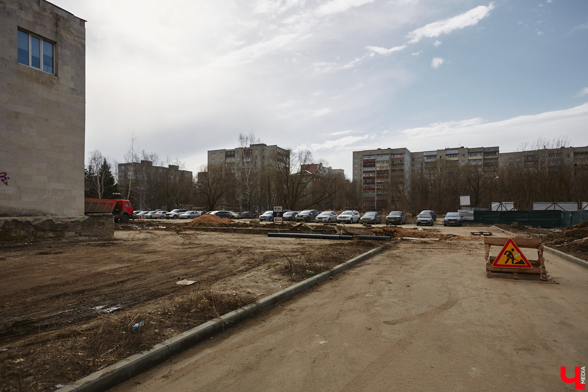 Срубили наши елочки… Нет, это не цитата из известной детской песенки, а слова владимирцев, снова сетующих на вырубку в областном центре здоровых деревьев. На сей раз под колесами экскаваторов канули в небытие три вечнозеленых растения у Art Hall. По словам рабочих, которые трудятся на месте, все ради очередной парковки.