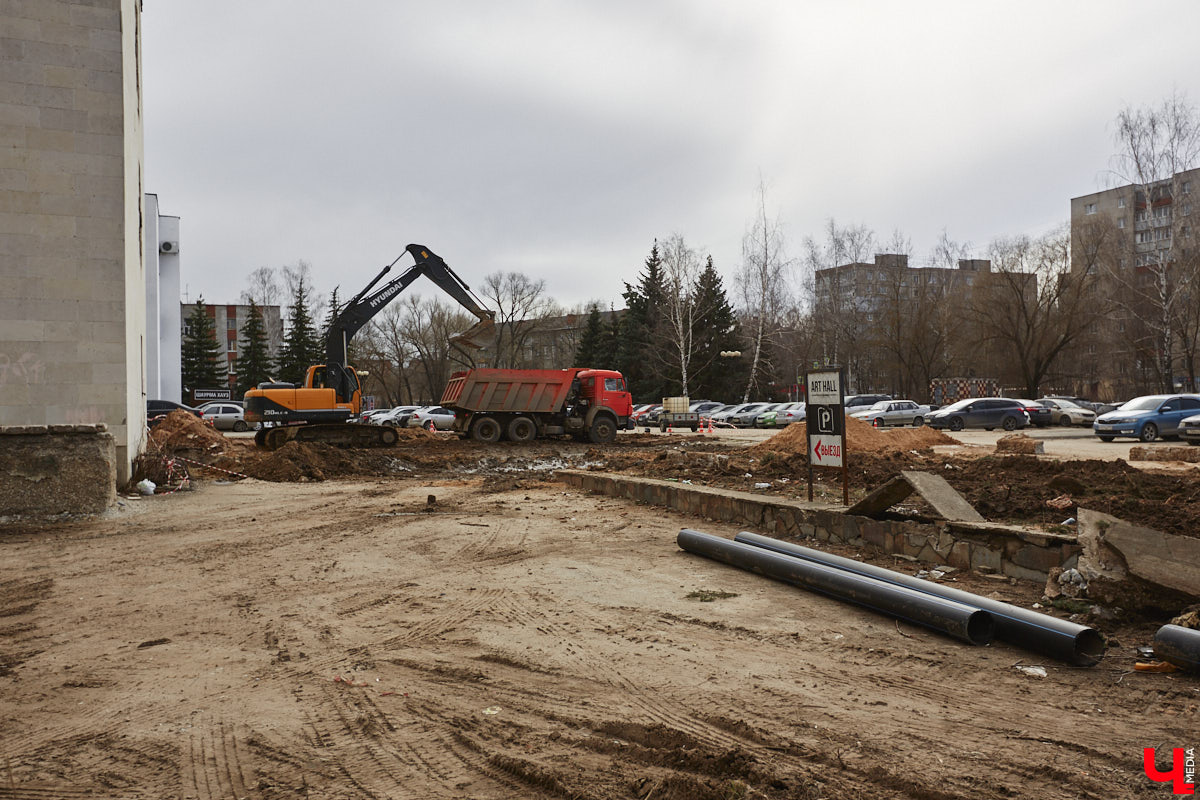 Срубили наши елочки… Нет, это не цитата из известной детской песенки, а слова владимирцев, снова сетующих на вырубку в областном центре здоровых деревьев. На сей раз под колесами экскаваторов канули в небытие три вечнозеленых растения у Art Hall. По словам рабочих, которые трудятся на месте, все ради очередной парковки.