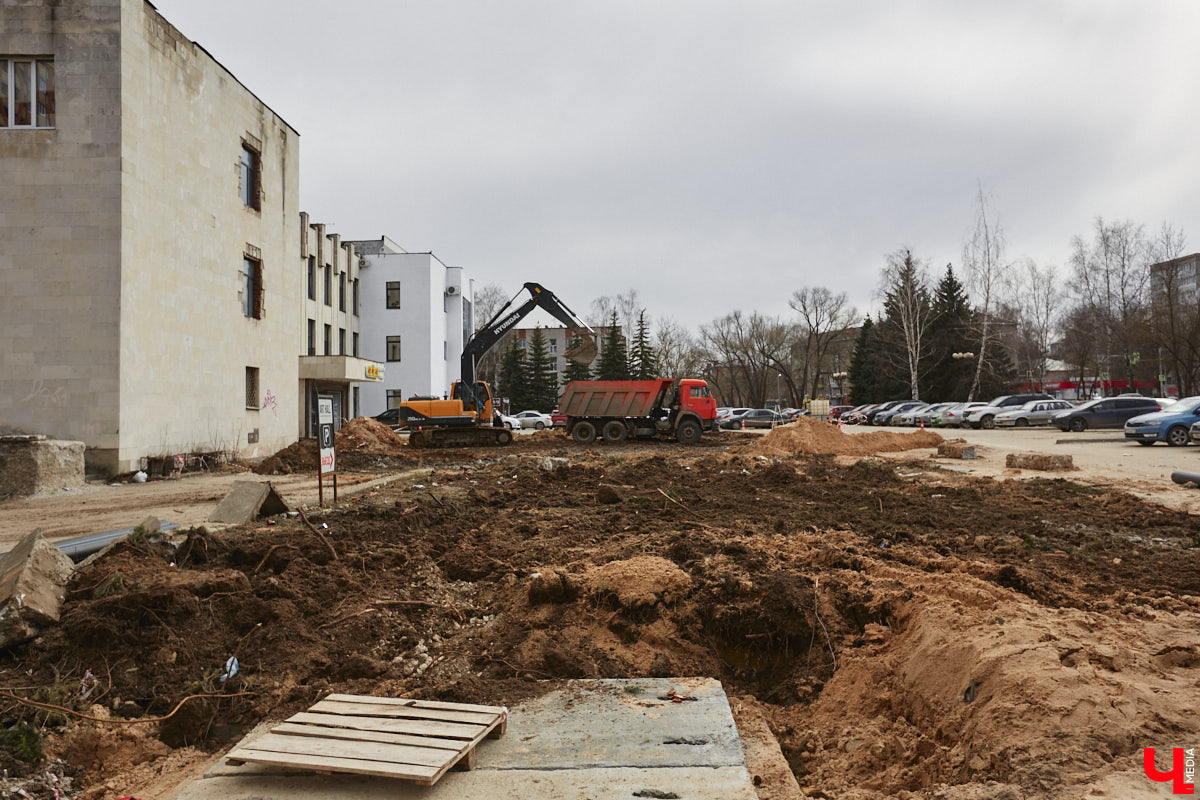 Срубили наши елочки… Нет, это не цитата из известной детской песенки, а слова владимирцев, снова сетующих на вырубку в областном центре здоровых деревьев. На сей раз под колесами экскаваторов канули в небытие три вечнозеленых растения у Art Hall. По словам рабочих, которые трудятся на месте, все ради очередной парковки.